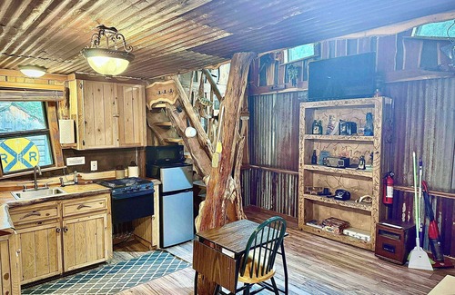 Lyndon Station Cabin | Hillbilly Hilt'n - Glamp just North of the Dells!