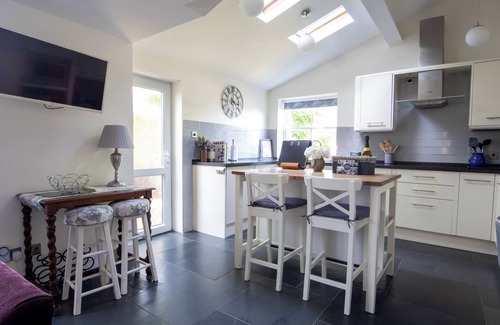 Wadebridge House | Hillcote - stunning house, garden, parking, 2 lounges, superking beds. Cornwall.