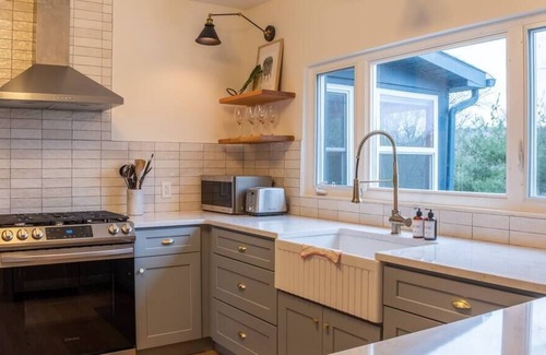 Hurley House | Hillcrest Cottage - Sunny & Stylish near Kingston