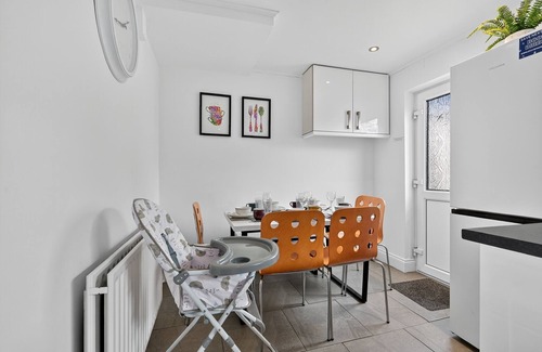 Hillsborough House | Hillsborough spacious house, garden & parking by StayByNumbers