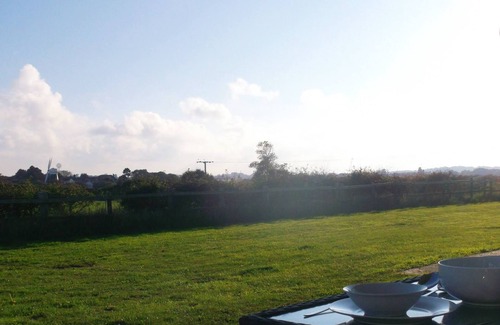 Mundesley House | Hillside 2 bedroom holiday bungalow, sleeps 6, south facing, 5 min walk to beach
