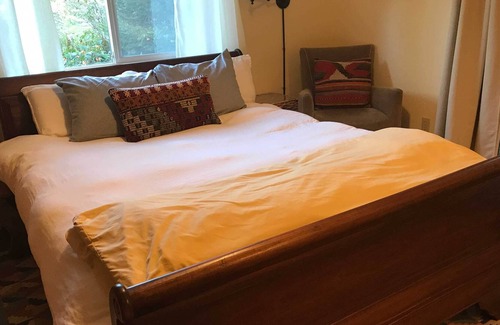 Gold Beach Apartment | ‘Hillside Abode’ Couples Escape 2 Miles to Coast!