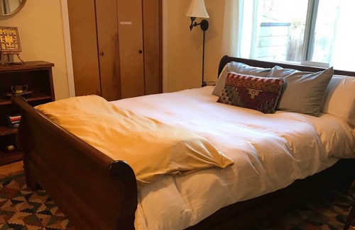 Gold Beach Apartment | ‘Hillside Abode’ Couples Escape 2 Miles to Coast!