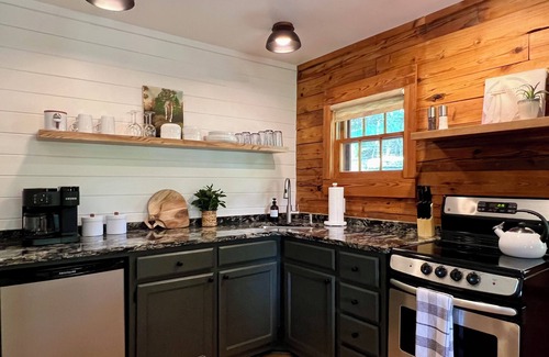 Eureka Springs Cabin | Hillside Cabin, a Stylish Retreat, 8 min to town