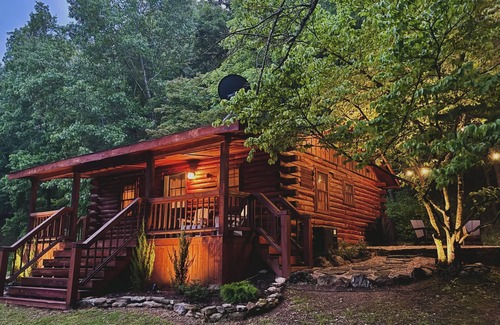 Eureka Springs Cabin | Hillside Cabin, a Stylish Retreat, 8 min to town
