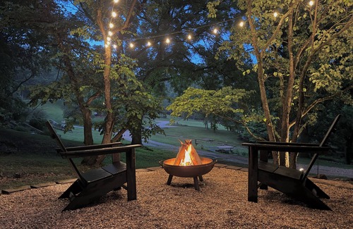Eureka Springs Cabin | Hillside Cabin, a Stylish Retreat, 8 min to town