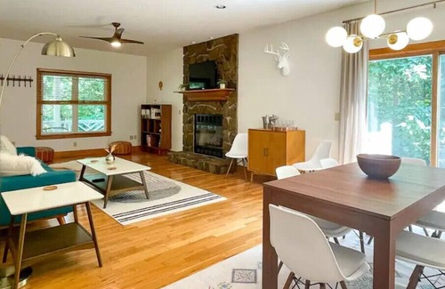 Clayton Cottage | Hillside Cottage ★ Relax /Play /Indulge /Work