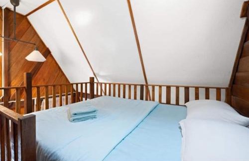 Tanah Rata Cabin | Hillside cottage tulip room with loteng