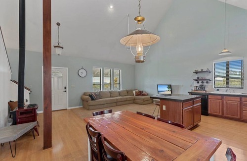 Williams House | Hillside Hideaway