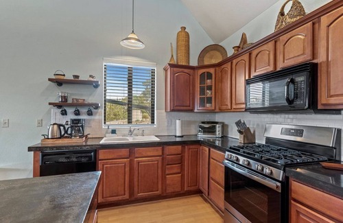 Williams House | Hillside Hideaway