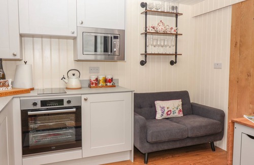 Ashbourne Cottage | Hillside Hut