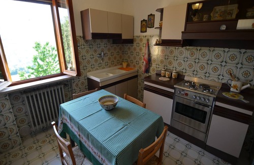 Croce House | Hillside Stay in Montecolombo