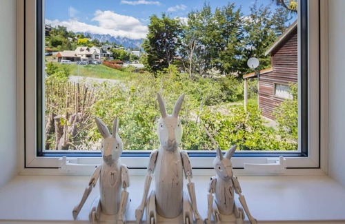 Queenstown City Centre Apartment | Hillside Villa 3 – Modern 2BR Walk to Town & A/C