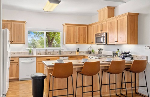 Paso Robles House | Hilltop Guest House w/spectacular vineyard views!