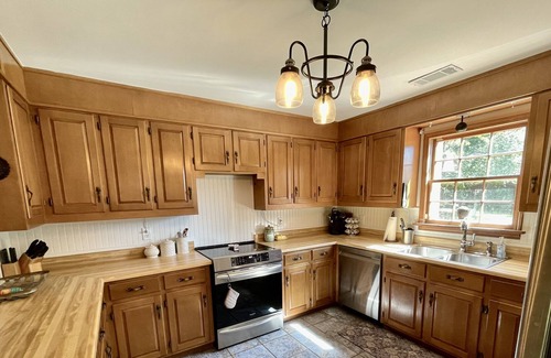 Northport House | Hilltop Hideaway-Family friendly gem-swimming pool, hot tub, games & more!