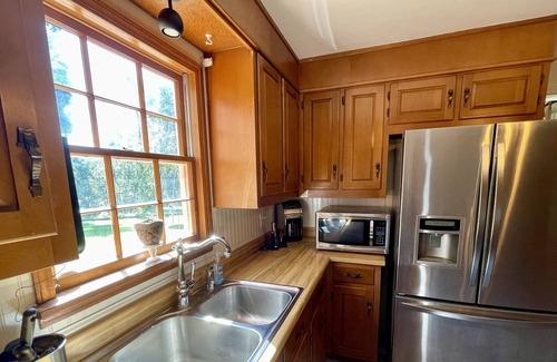 Northport House | Hilltop Hideaway-Family friendly gem-swimming pool, hot tub, games & more!