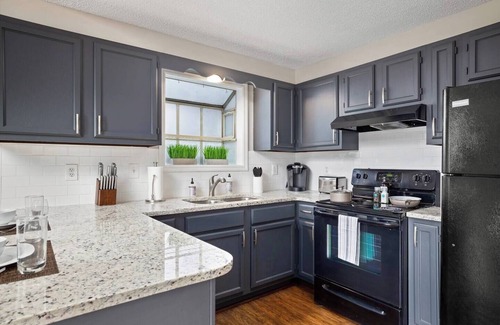 Five Points South Condo | Hilltop Hideaway- Groups/6 Bedrooms/King Beds