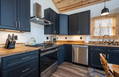 McHenry Cabin | Hilltop Hideaway, Sleeps 7, Hot tub, and fire pit!