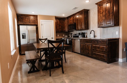 Springtown House | Hilltop lodge with spectacular views and roaming wildlife.