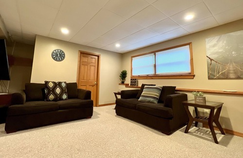 Lake Ariel House | HillTop Manor - Spacious 6 BR +PS5+Fire pit+Pool Table