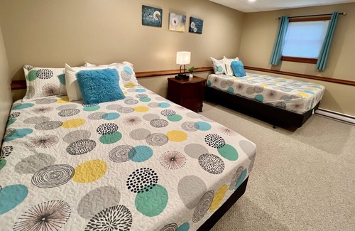 Lake Ariel House | HillTop Manor - Spacious 6 BR +PS5+Fire pit+Pool Table