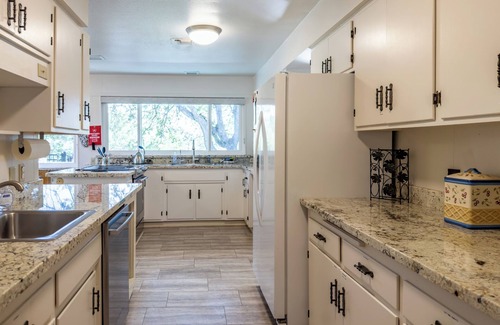 Mariposa House | Hilltop Manor- Views - Family Home/Private - Pool and Spa