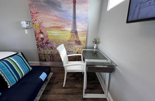 Lakeside Apartment | Hilltop Private Suite & Balcony