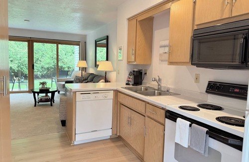 Fish Creek Condo | Hilltop Retreat Fish Creek, Door County - Half Mile to Peninsula State Park
