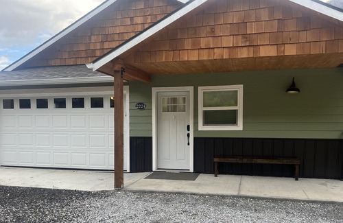 Riggins House | Hilltop River View within walking distance to town