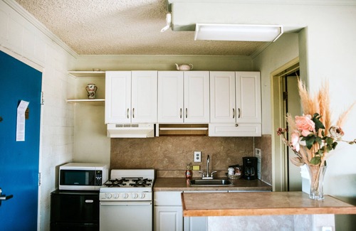 Apple Valley Hotel | Hilltop Tavern and Inn