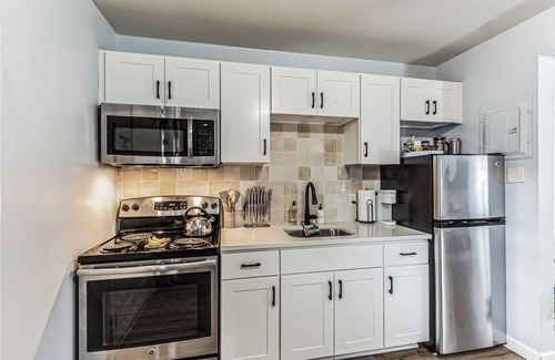 Melrose Condo | Hillview Haven – Trendy Studio for 4 in Highly Walkable Area w/Community Pool!