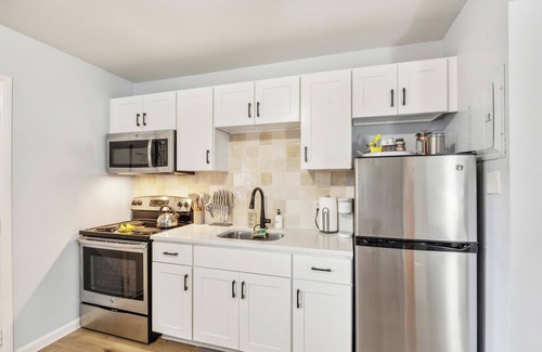 Melrose Condo | Hillview Haven – Trendy Studio for 4 in Highly Walkable Area w/Community Pool!