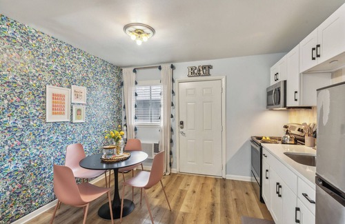 Melrose Condo | Hillview Haven – Trendy Studio for 4 in Highly Walkable Area w/Community Pool!