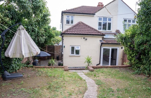 London Borough of Bromley Apartment | Hillview Modern 3 Bed Bromley, Chislehurst House