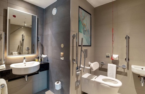 Heathrow Villages Hotel | Hilton Garden Inn London Heathrow Terminal 2 and 3