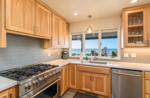 Gualala House | Hilton House – Spacious 3 BDR w/Stunning Coastal Views, Private Hot Tub!