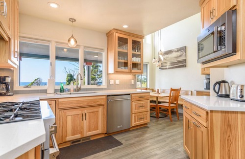 Gualala House | Hilton House – Spacious 3 BDR w/Stunning Coastal Views, Private Hot Tub!