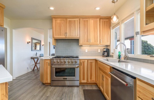 Gualala House | Hilton House – Spacious 3 BDR w/Stunning Coastal Views, Private Hot Tub!