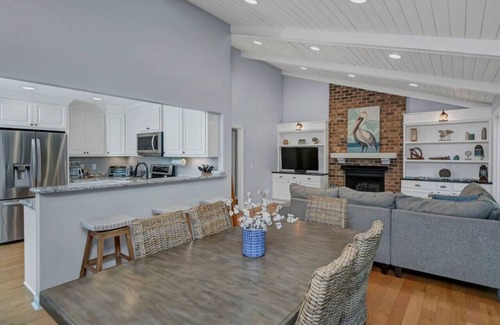 Chapin Apartment | Hilton Lake Getaway w/Hot Tub & Two Fire Pits