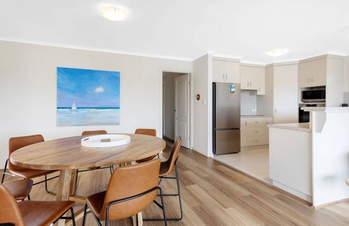 Nangkita House | Hindmarsh Island - Pelicans on Parade