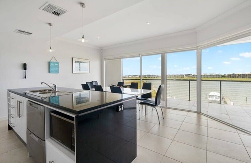 Nangkita House | Hindmarsh Island - Waterfront Luxury, Wi-Fi, Linen