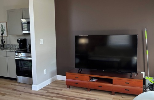 Tennille Apartment | Hip 1-bedroom corporate apt located in Historic Downtown Tennille, GA with AC