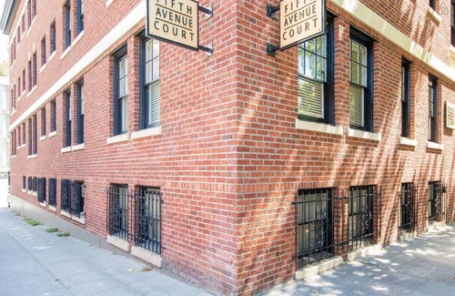 Belltown Condo | Hip Flat. Iconic Downtown. Walk to Pike Place Market.