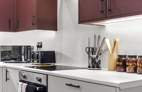 Snaresbrook House | Hip & Happening: 4BR Urban Gem for Large Groups