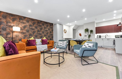Snaresbrook House | Hip & Happening: 4BR Urban Gem for Large Groups