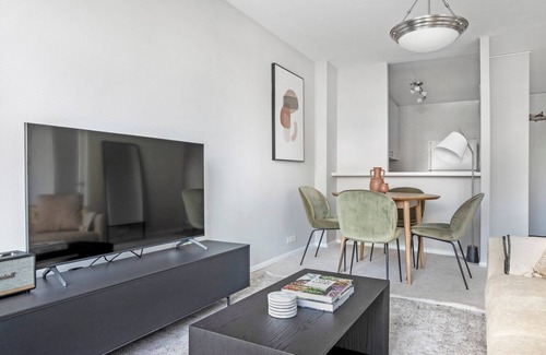 Lake View East Apartment | Hip Lakeview Studio w/ Deck, Pool & Gym, nr Lincoln Park, by Blueground