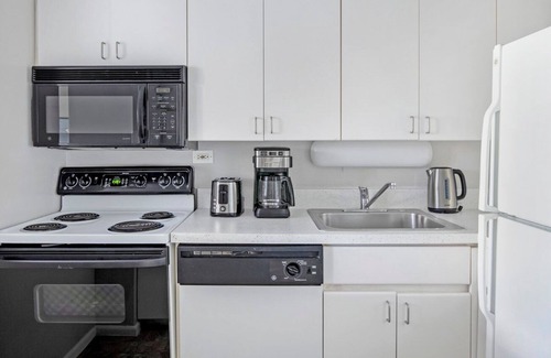 Lake View East Apartment | Hip Lakeview Studio w/ Deck, Pool & Gym, nr Lincoln Park, by Blueground