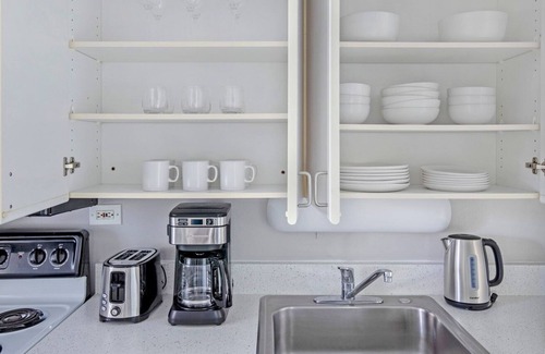 Lake View East Apartment | Hip Lakeview Studio w/ Deck, Pool & Gym, nr Lincoln Park, by Blueground