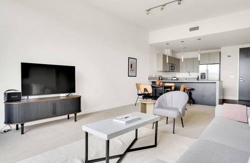 The Villas Apartment | Hip Santana Row 1BR w/Pool & Gym, 10 mins to Google, by Blueground