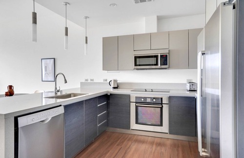 The Villas Apartment | Hip Santana Row 1BR w/Pool & Gym, 10 mins to Google, by Blueground